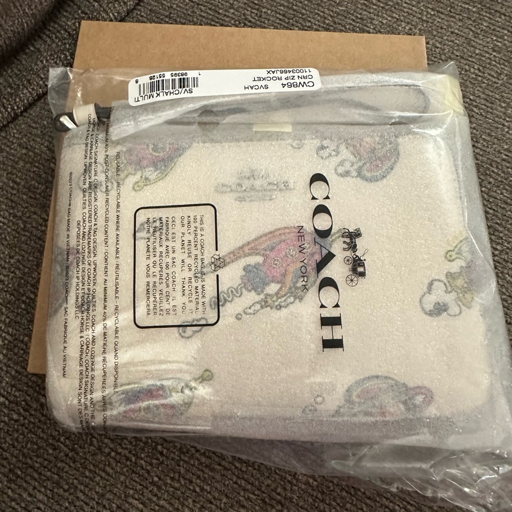 Coach rocket zip wristlet nwt in package comes with gift box - Picture 2 of 7